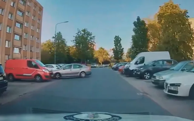 Řidič provedl bizarní manévr přímo před zraky policie. Vše zachytila jejich kamera