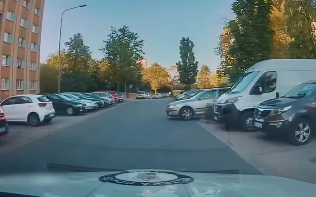 Řidič provedl bizarní manévr přímo před zraky policie. Vše zachytila jejich kamera