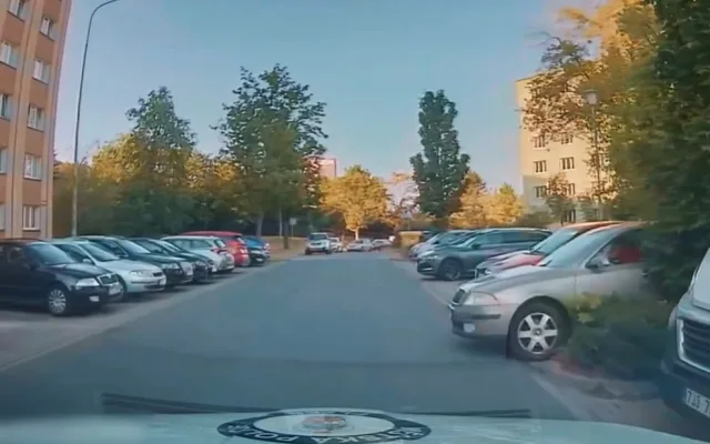 Řidič provedl bizarní manévr přímo před zraky policie. Vše zachytila jejich kamera