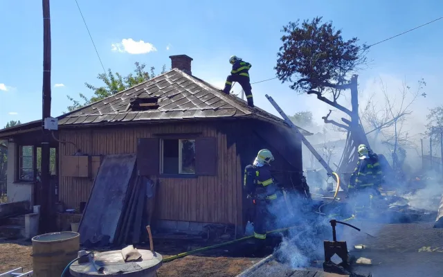 Plameny zničily jednu chatu a mířily k další. Požár se šířil přes zahrady