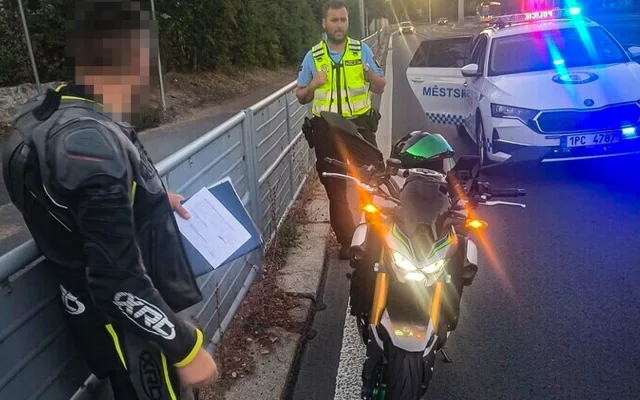 Na povolené padesátce se tento motorkář řítil městem rychlostí 120 km/h