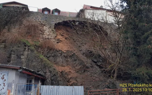 Část hradební zdi se zřítila po velkém dešti, její oprava je náročná a zdlouhavá