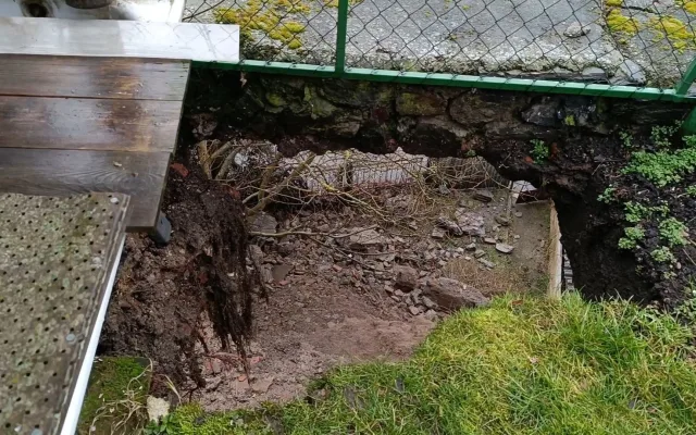 Část hradební zdi se zřítila po velkém dešti, její oprava je náročná a zdlouhavá