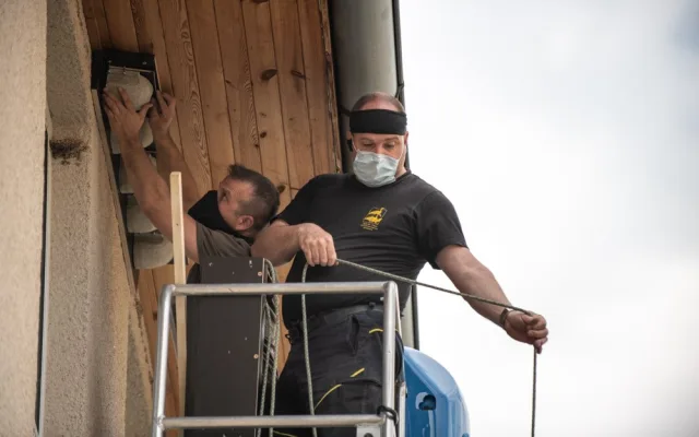 FOTOGALERIE: Instalace hnízd a hnízdních budek pro rorýse a jiřičky ve Štenovicích