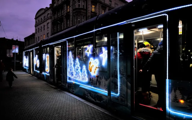FOTOGALERIE: Vánoční strom a vánoční tramvaj