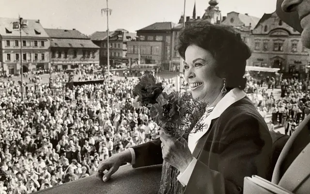 FOTOGALERIE: Americká velvyslankyně Shirley Temple Black při návštěvě Klatov v květnu 1990