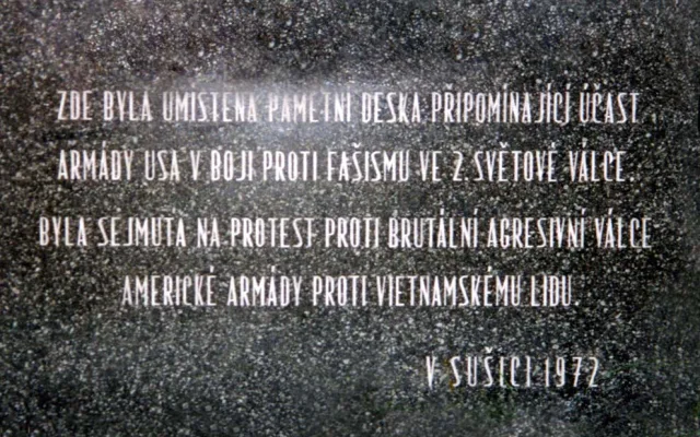 Deska s vysvětlujícím textem v Sušici v roce 1972 na budově muzea