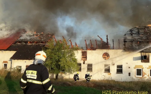 FOTOGALERIE: Požár výrobny briket