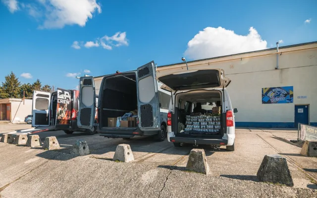 FOTOGALERIE: Transport krmení pro psy na Ukrajinu