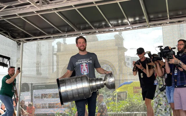 FOTOGALERIE: Pavel Francouz přivezl Stanley Cup do Plzně