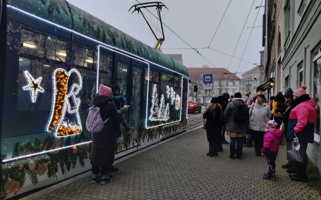 FOTOGALERIE: Vánoční strom a vánoční tramvaj 2022