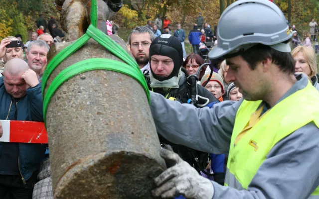 FOTOGALERIE: Vylovení sochy "andělíčka" z Košuteckého jezírka v roce 2009