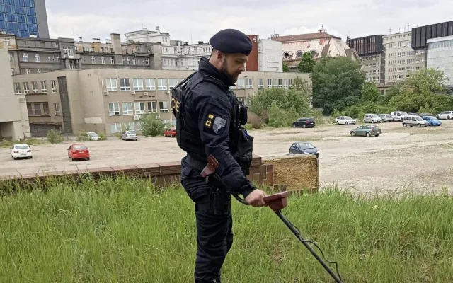 Police důkladně prohledává i širší okolí, zdroj: Policie ČR
