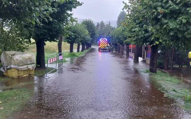 Otava v Sušici v sobotku odpoledne, foto: Hasiči Sušice
