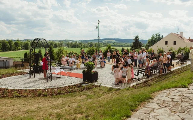 Náš kostel je již opravdu náš, radují se v Touškově. Spolu sním převzali i zahradu