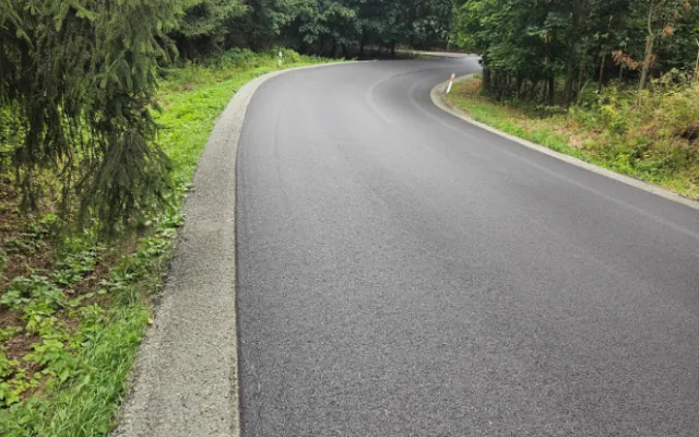 Petrovice opravená silnice