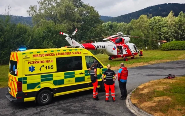 Na malého chlapečka spadla na Šumavě vjezdová vrata, letěl pro něj vrtulník