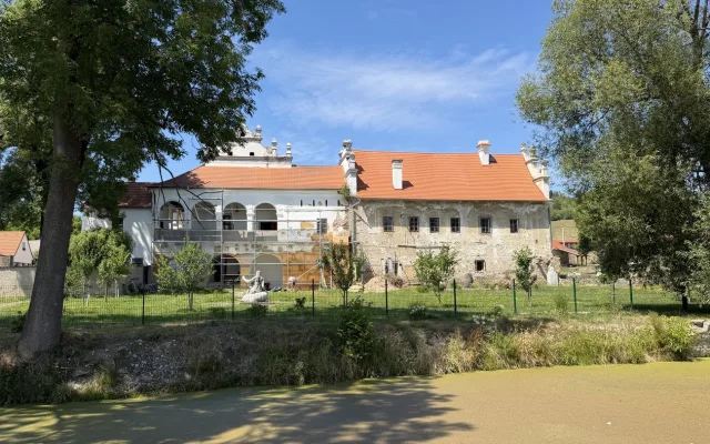 Zámek Mokrosuky, pohled přes zahradu
