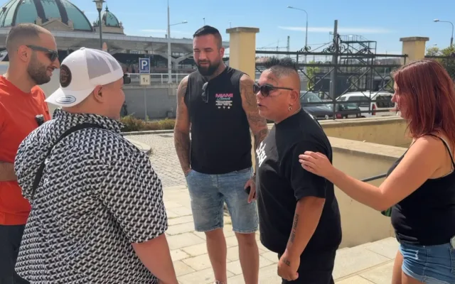 Před budovou soudu to hodně vřelo