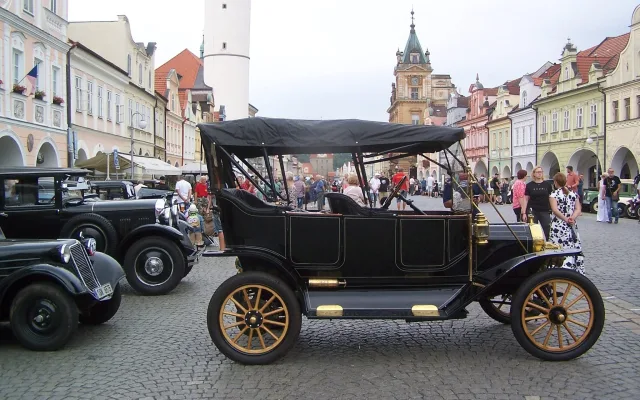 Nejstarší sraz historických aut ukáže stovku strojů, mezi nimi i vůz z roku 1910