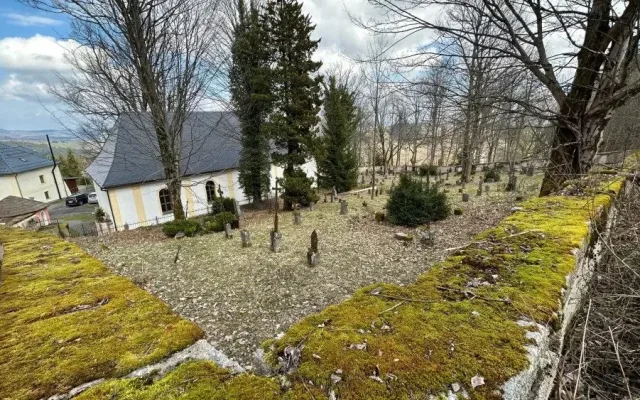 Hřbitov v Dobré Vodě na jaře