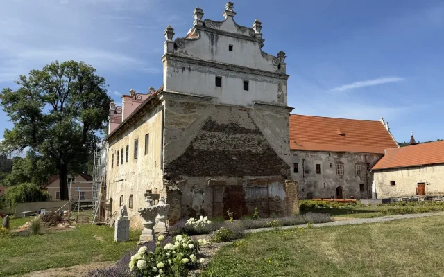 Rodina historického šermíře a zbrojíře opravuje malebný zámek se dvěma strašidly