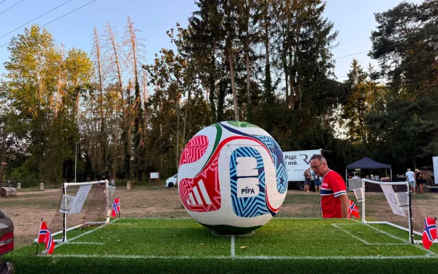 UFO i fotbalové hřiště s pípou ukrytou v balonu. Mži ovládla netradiční plavidla