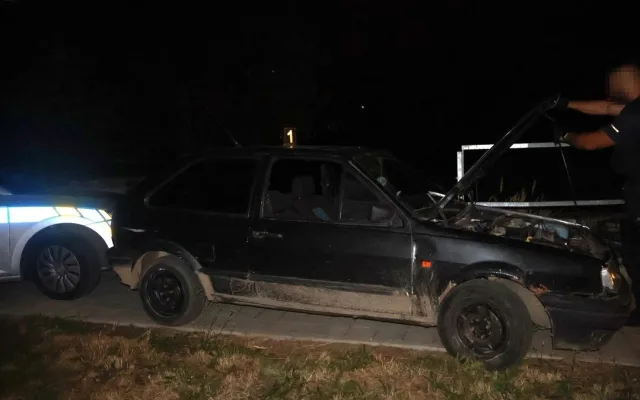 Policista chtěl jen upozornit na zhasnutá světla, řidič začal zběsile ujíždět