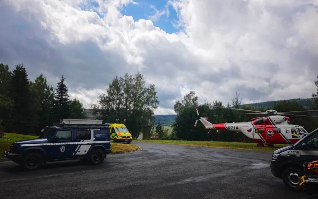 Na malého chlapečka spadla na Šumavě vjezdová vrata, letěl pro něj vrtulník