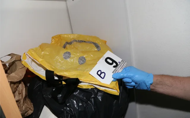 Kokain prodával i po návratu z vězení. Policie u muže našla kilo drogy a 2,2 milionu