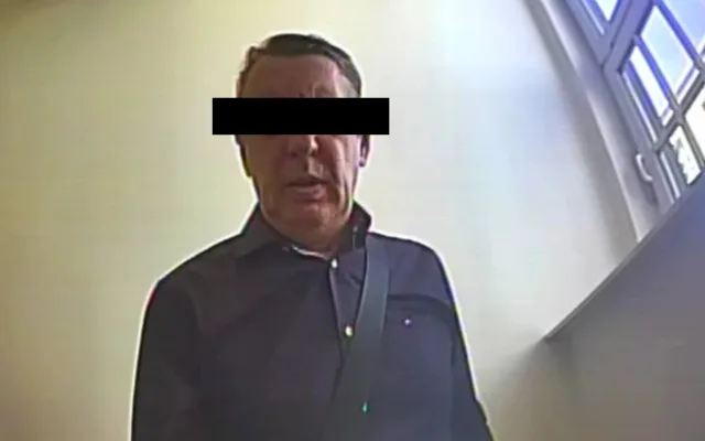 Muž nechal v bankomatu balík peněz, neznámý pachatel jeho chybu obratem využil