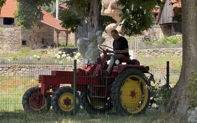 Zámecký pán rád pracuje na zahradě s těžkou technikou