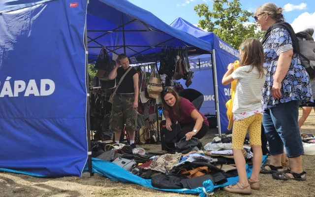Lidé darovali na dobročinný bazar přes 700 kabelek. Zájem kupujících byl obrovský