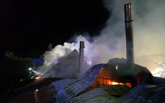 Při nočním požáru shořely čtyři rodinné domy, škoda dosahuje 18 milionů korun