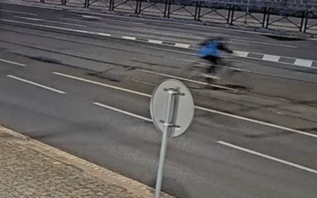Zběsilá honička cyklisty s vozidlem městské policie baví internet