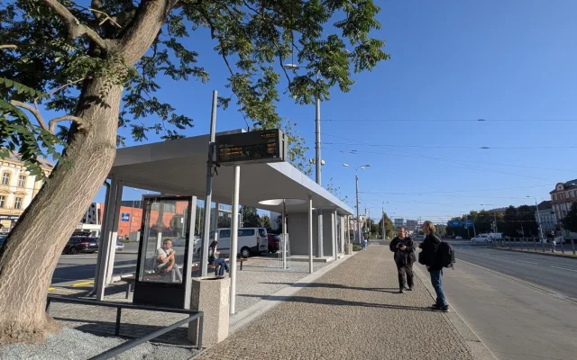 Stromy rostoucí skrz zastávku i nové záhony, dříve ostudné místo prošlo proměnou