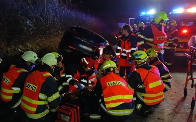 BMW v noci vyletělo z dálnice. Jedna cizinka zahynula, druhá utrpěla těžké zranění