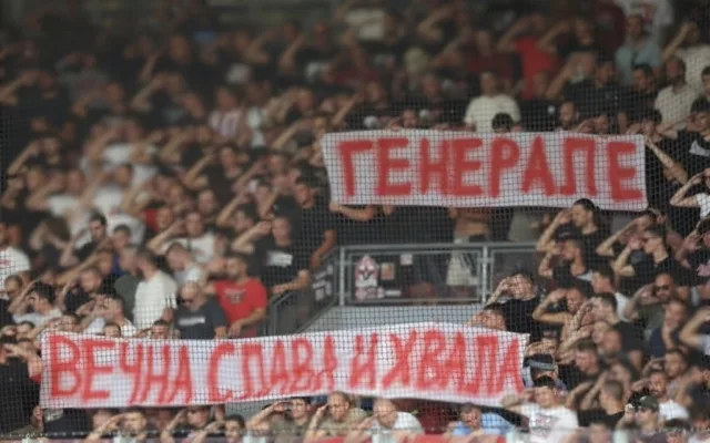 Skandál na tribuně v Plzni. Fanoušci Crvene zvezdy oslavovali válečného zločince