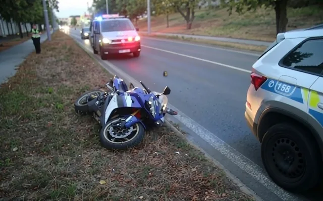 Motorkář v Plzni ujížděl policistům. Měl hned několik důvodů, proč nezastavit