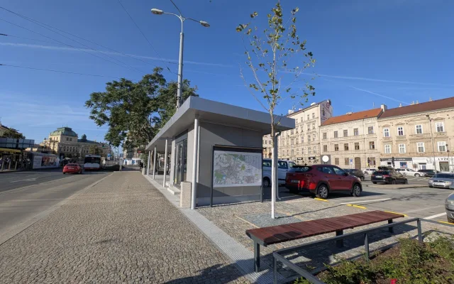 Stromy rostoucí skrz zastávku i nové záhony, dříve ostudné místo prošlo proměnou