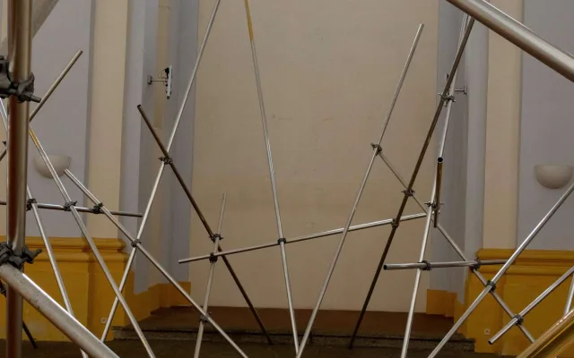 Instalace Jana Stolína promění kostel sv. Vavřince v prostor světla a zvuku