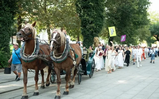 Herci Divadla J. K. Tyla vyrazí opět do ulic během slavného Průvodu Vendelín