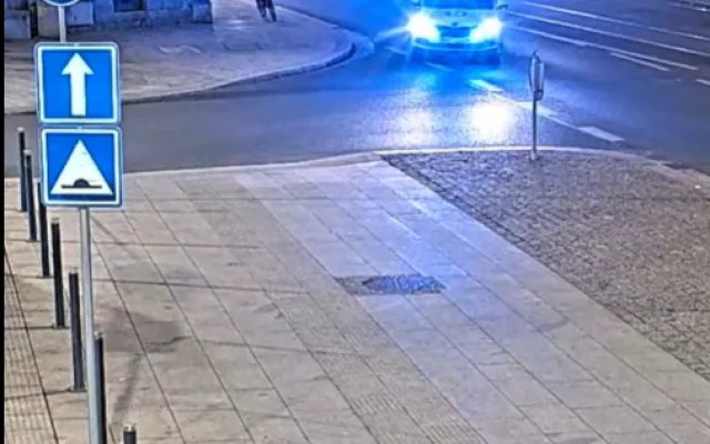 Zběsilá honička cyklisty s vozidlem městské policie baví internet