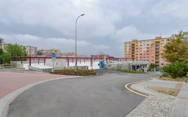 Za 2500 korun v Atomu moc řidičů parkovat nechtělo. Město zlevní o polovinu