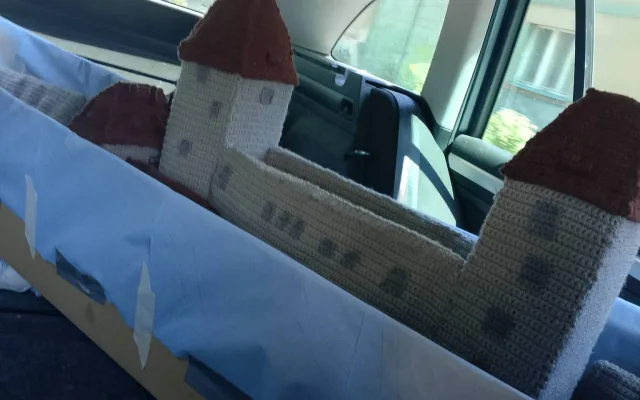 Průvodkyně uháčkovala ikonický šumavský Kašperk, spotřebovala 6,4 kilometru příze