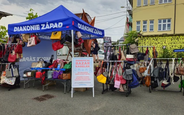 Lidé darovali na dobročinný bazar přes 700 kabelek. Zájem kupujících byl obrovský