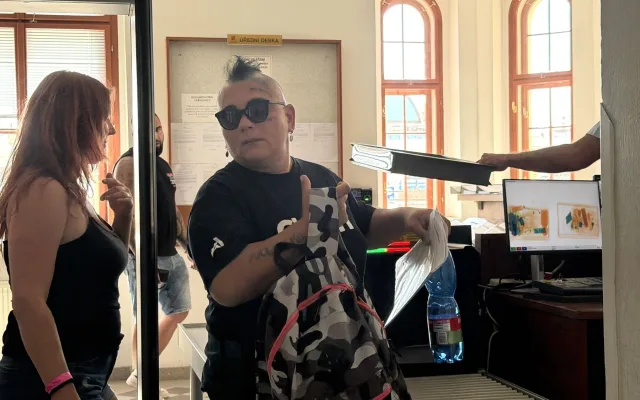 Soud s provokatérem z Clashe. Nejdřív cirkus, potom realita. A ta už tak zábavná není