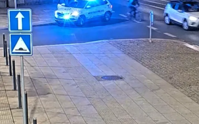 Zběsilá honička cyklisty s vozidlem městské policie baví internet