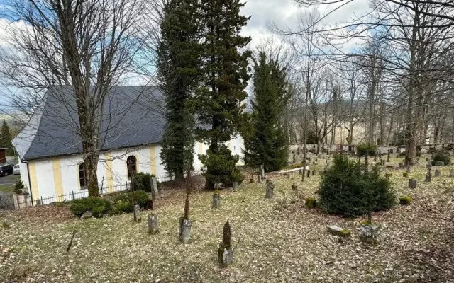 Hřbitov v Dobré Vodě na jaře