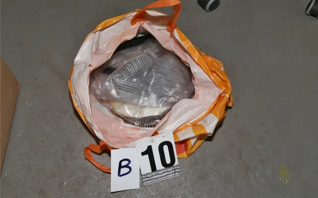 Kokain prodával i po návratu z vězení. Policie u muže našla kilo drogy a 2,2 milionu